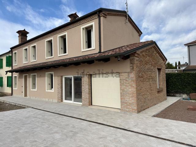 Villetta bifamiliare in vendita di 189 m² in Via Padana Inferiore Est, 99