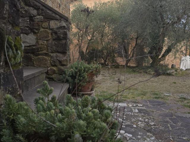 Villetta bifamiliare in vendita di 189 m² in Via Senese