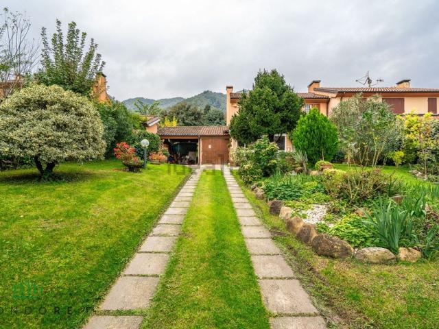 Villetta bifamiliare in vendita di 193 m² in Via Belvedere