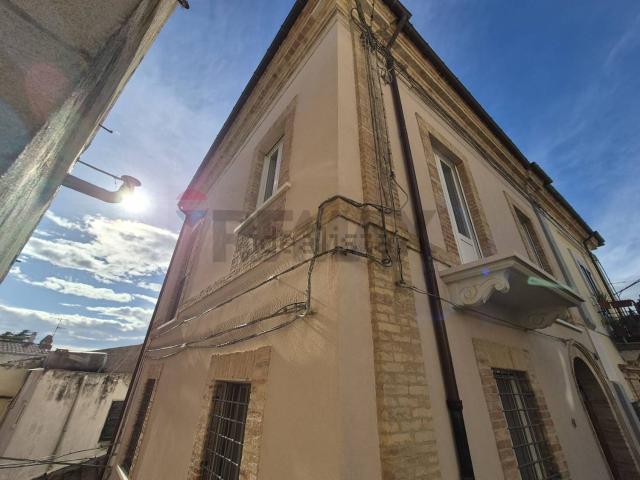 Villetta bifamiliare in vendita di 193 m² in Via G. Nelli, 21