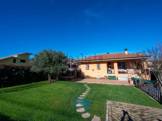 Villetta bifamiliare in vendita di 190 m² in Strada Ventunesima Strada