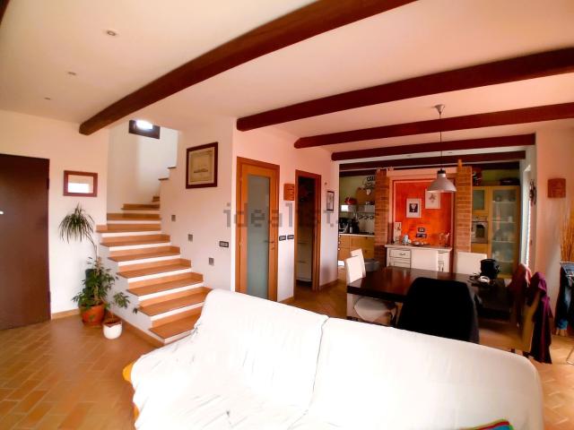 Villetta bifamiliare in vendita di 190 m² in Strada per l&apos Isola Piana, 85