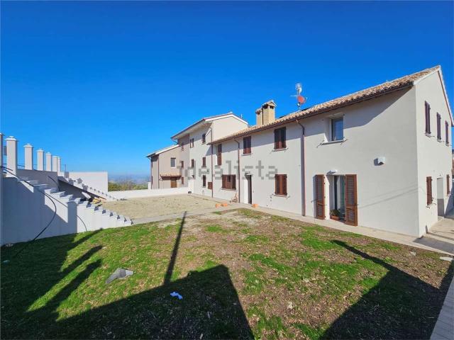 Villetta bifamiliare in vendita di 190 m² in Strada Provinciale delle Cesane