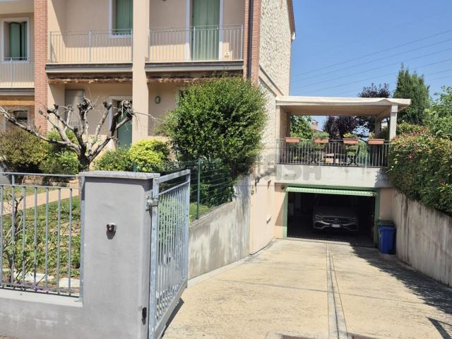Villetta bifamiliare in vendita di 190 m² in Strada San Giovanni, 50