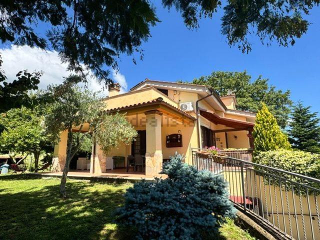 Villetta bifamiliare in vendita di 190 m² in Via Umberto Nobile