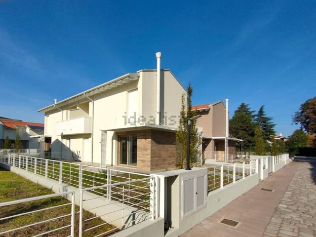 Villetta bifamiliare in vendita di 190 m² in Via Zermanesa, 104