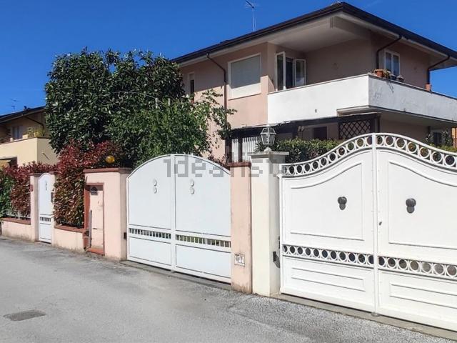 Villetta bifamiliare in vendita di 190 m² in Via Adua