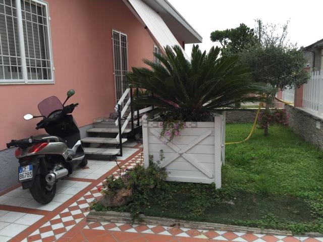 Villetta bifamiliare in vendita di 190 m² in Via Avenza