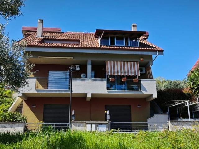 Villetta bifamiliare in vendita di 190 m² in Via Ferdinando II di Borbone, 14
