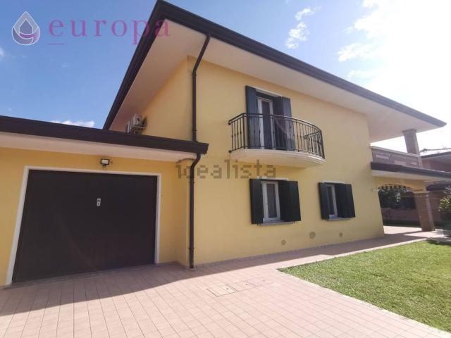 Villetta bifamiliare in vendita di 190 m² in Via Gino Bozza