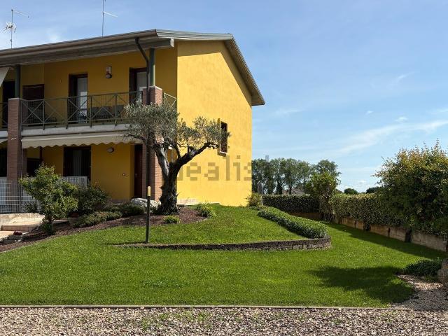 Villetta bifamiliare in vendita di 190 m² in Via Madre Teresa di Calcutta