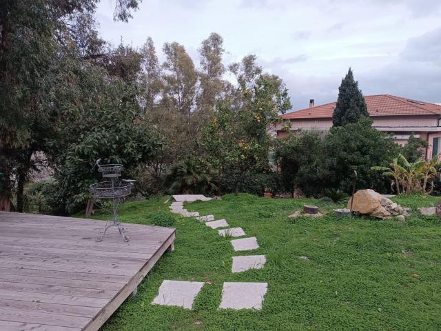 Villetta bifamiliare in vendita di 190 m² in Via Mario Calvino