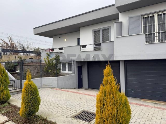 Villetta bifamiliare in vendita di 190 m² in Via Milano, 20