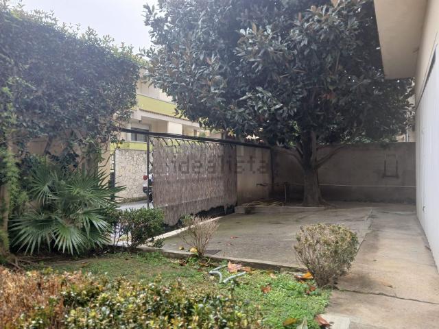 Villetta bifamiliare in vendita di 190 m² in Via Siotto Pintor, 21