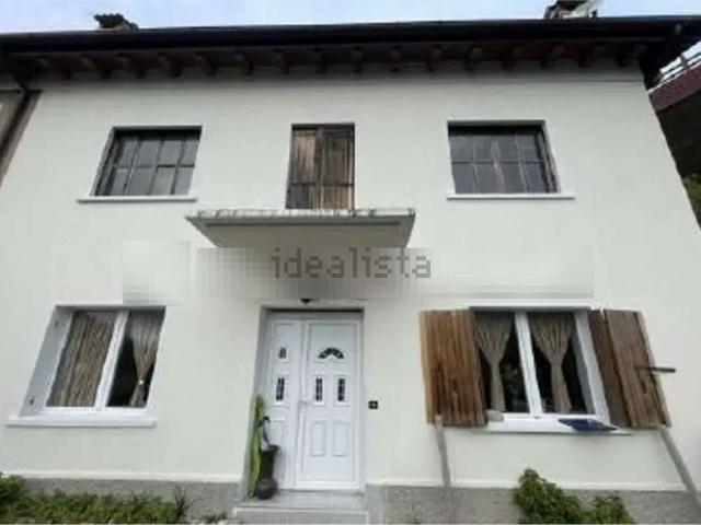 Villetta bifamiliare in vendita di 191 m² in Via Fadalto Alto