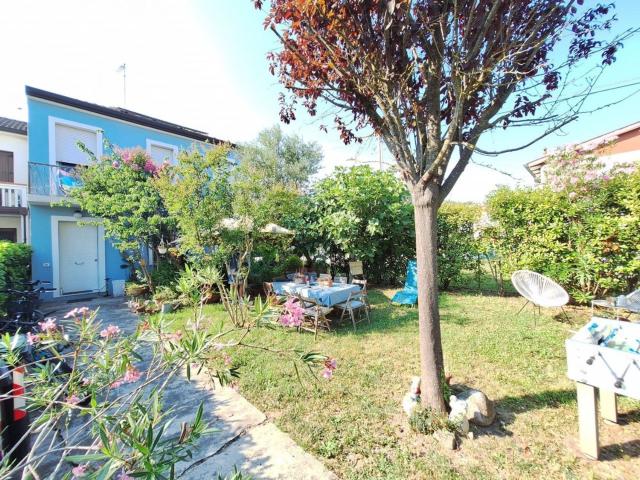 Villetta bifamiliare in vendita di 191 m² in Via Pietro Mascagni