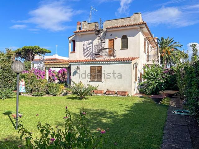 Villetta bifamiliare in vendita di 191 m² in Viale del Pesco, 27