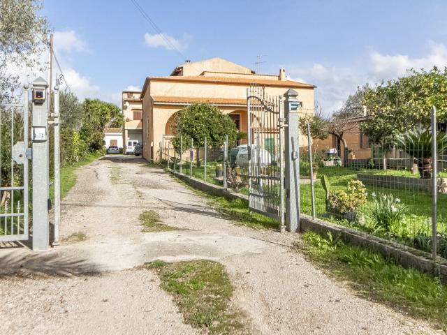 Villetta bifamiliare in vendita di 192 m² in Strada Comunale San Pietro d&apos Ottava, 88