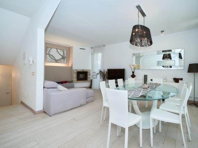 Villetta bifamiliare in vendita di 192 m² in Via Benvenuto Cellini