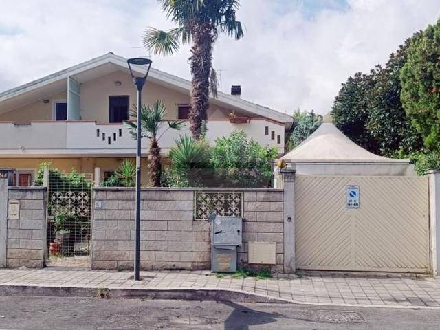 Villetta bifamiliare in vendita di 192 m² in Via dei Peligni