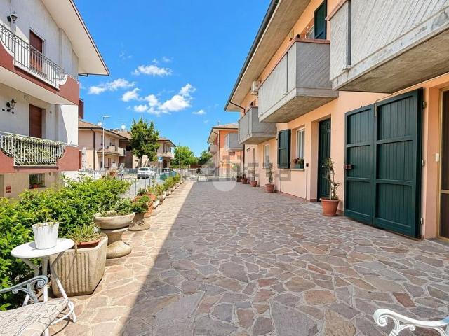 Villetta bifamiliare in vendita di 192 m² in Via F. Petrarca, 3