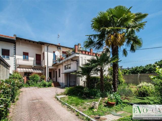 Villetta bifamiliare in vendita di 197 m² in Via Cacciatori delle Alpi, 10