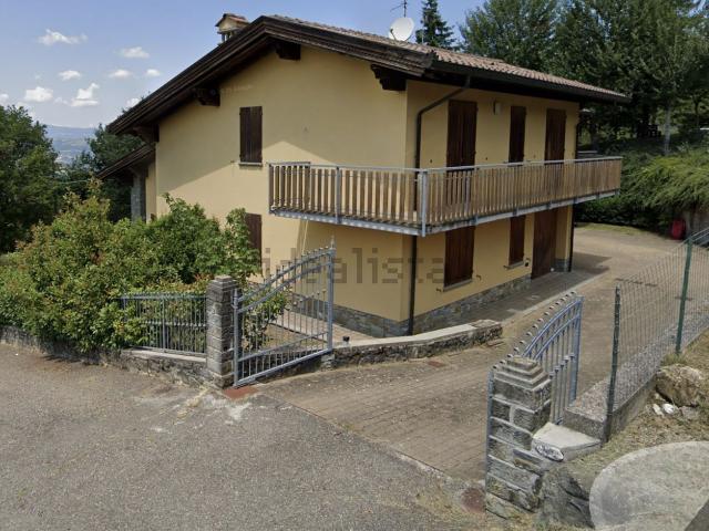 Villetta bifamiliare in vendita di 197 m² in Via Macchiarelle, 62