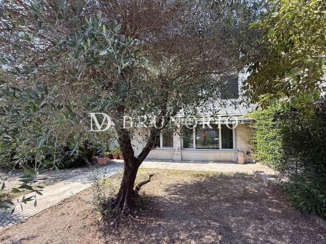 Villetta bifamiliare in vendita di 197 m² in Via Papa Giovanni XXIII, 38
