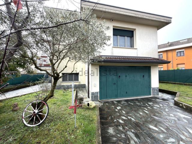 Villetta bifamiliare in vendita di 197 m² in Via Resegone, 9