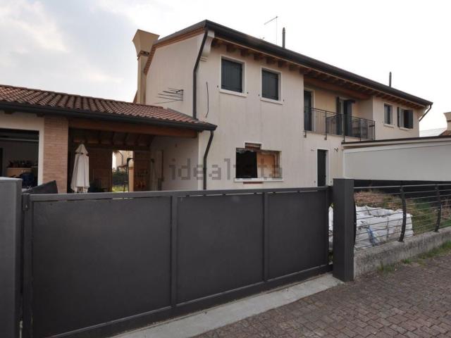 Villetta bifamiliare in vendita di 194 m² in Via Belgiardino