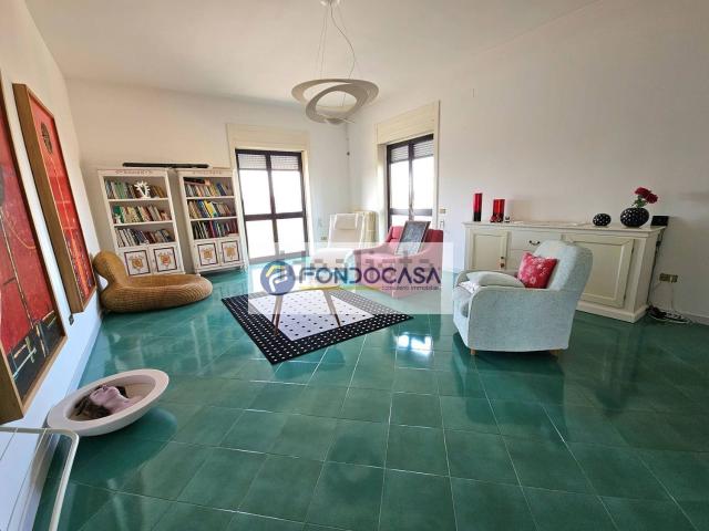 Villetta bifamiliare in vendita di 194 m² in Via Botrugno