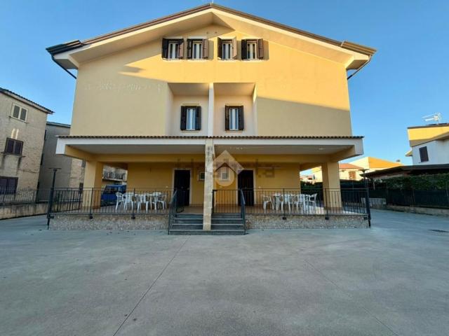 Villetta bifamiliare in vendita di 194 m² in Via degli Ulivi