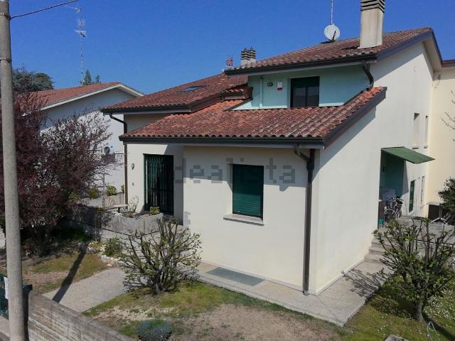 Villetta bifamiliare in vendita di 194 m² in Via Nicolò Rondinelli, 26
