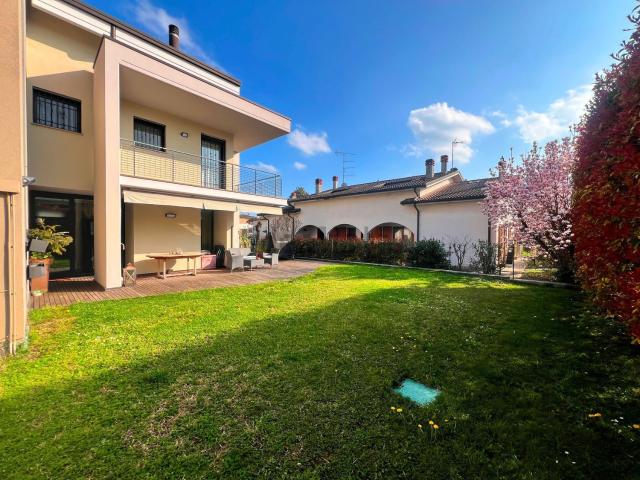 Villetta bifamiliare in vendita di 194 m² in Via Pietro Nenni
