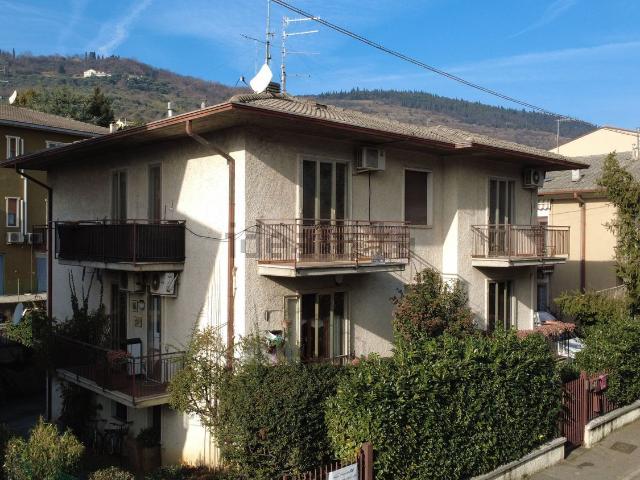 Villetta bifamiliare in vendita di 195 m² in Via A. Masprone, 3