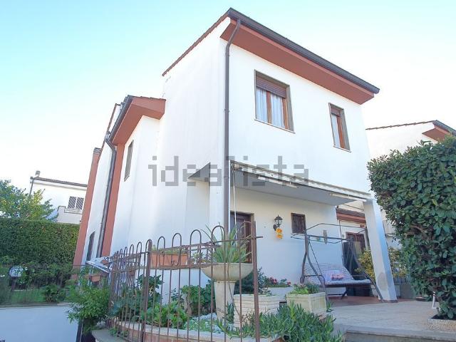 Villetta bifamiliare in vendita di 195 m² in Via colle degli olmi, 32