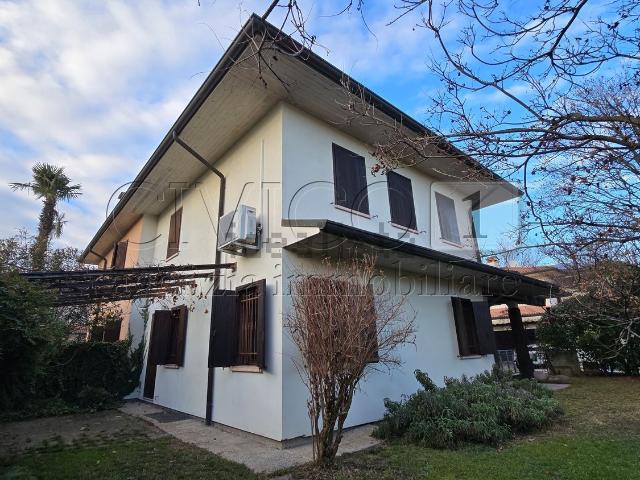 Villetta bifamiliare in vendita di 195 m² in Via dei Fanti, 154
