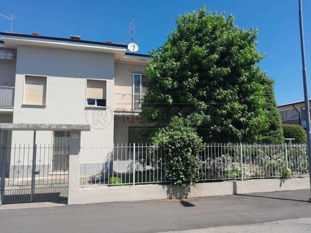 Villetta bifamiliare in vendita di 195 m² in Via Donato Bramante, 130