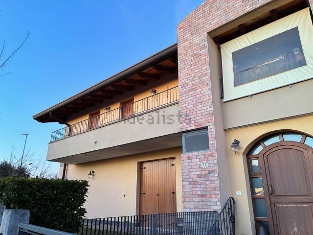 Villetta bifamiliare in vendita di 195 m² in Via F.Turati, 22