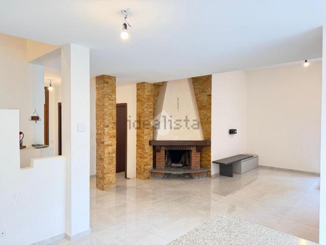 Villetta bifamiliare in vendita di 195 m² in Via Monte Bianco, 9