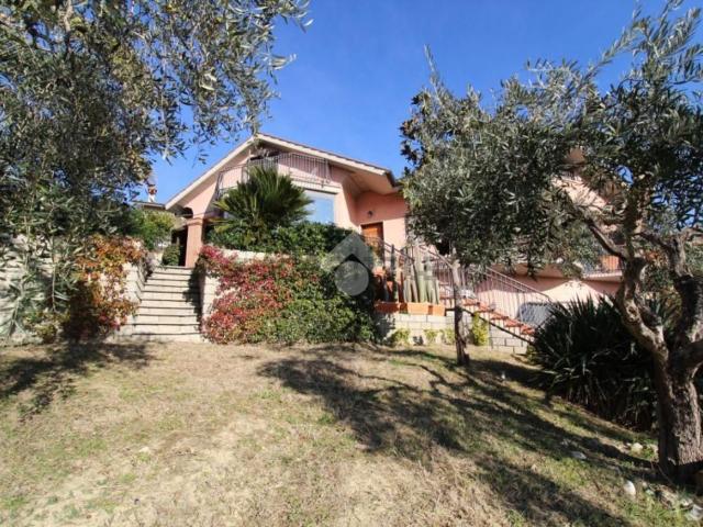 Villetta bifamiliare in vendita di 195 m² in Via Monti Lucretili, 34