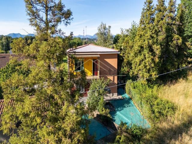 Villetta bifamiliare in vendita di 195 m² in Via Quintino Sella
