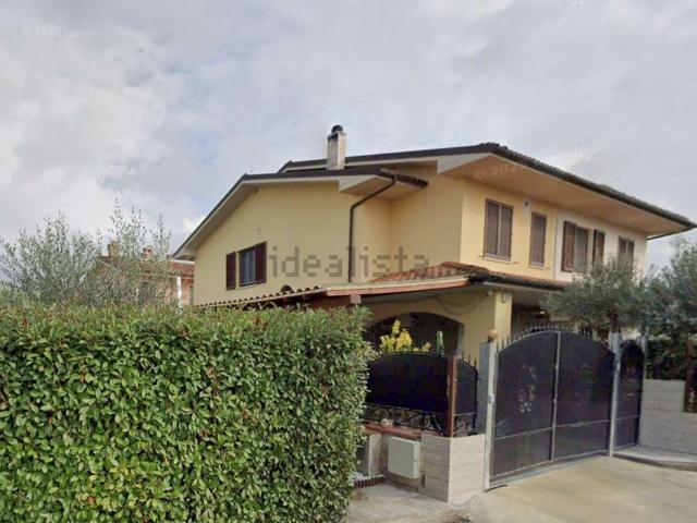 Villetta bifamiliare in vendita di 195 m² in Via R. Orlandini, 1100