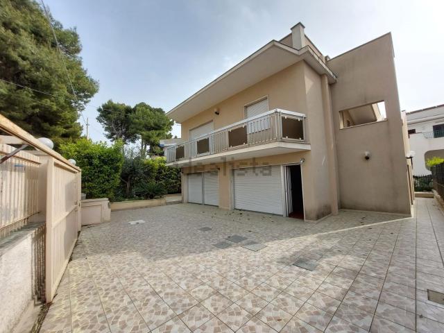 Villetta bifamiliare in vendita di 195 m² in Viale del Negramaro, 21