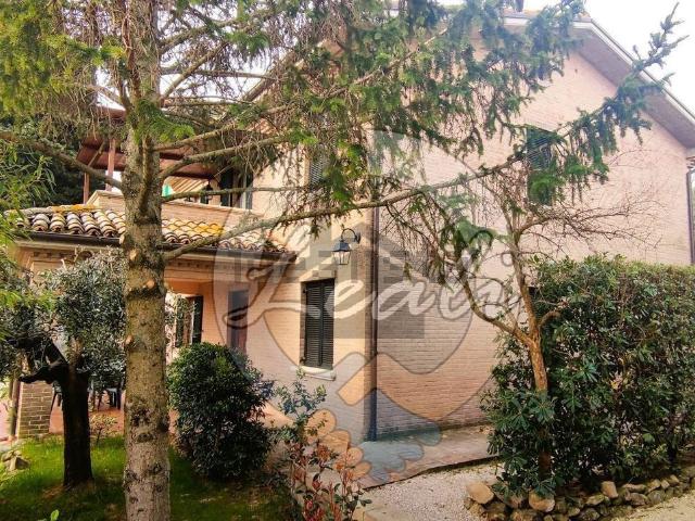 Villetta bifamiliare in vendita di 196 m² in Contrada Cantagallo, 54