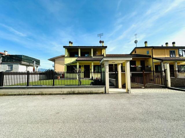 Villetta bifamiliare in vendita di 196 m² in Via Vecchia di Cuneo, 107