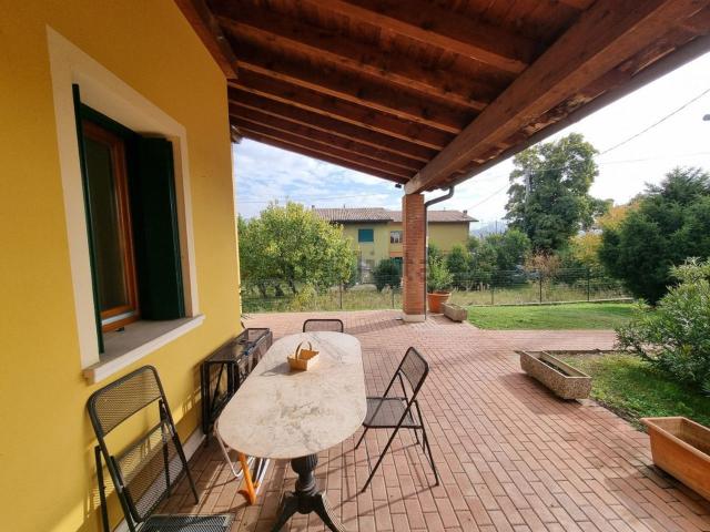 Villetta bifamiliare in vendita di 196 m² in Via Vo&apos  di Sotto