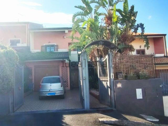 Villetta bifamiliare in vendita di 196 m² in Via Benedetto XV