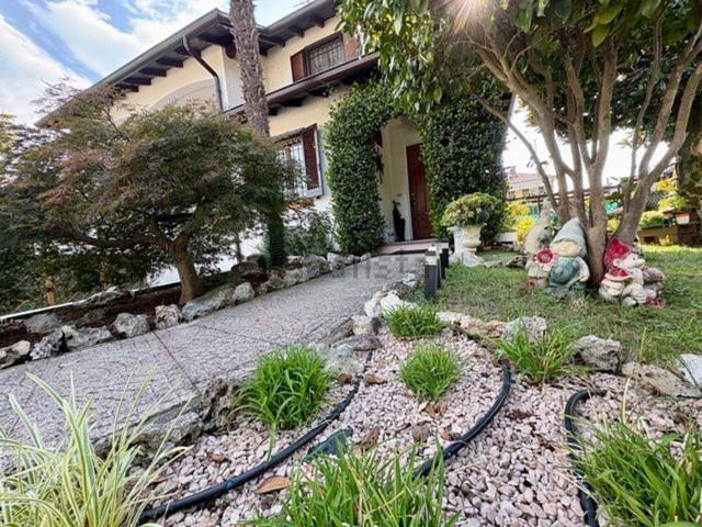 Villetta bifamiliare in vendita di 196 m² in Via G.Donizetti