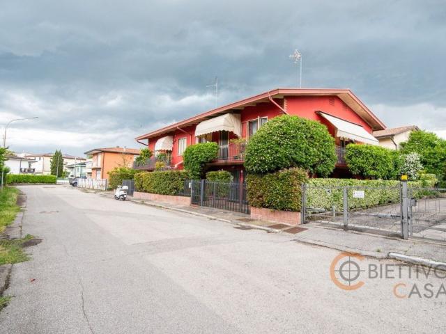 Villetta bifamiliare in vendita di 196 m² in Via Guglielmo Marconi